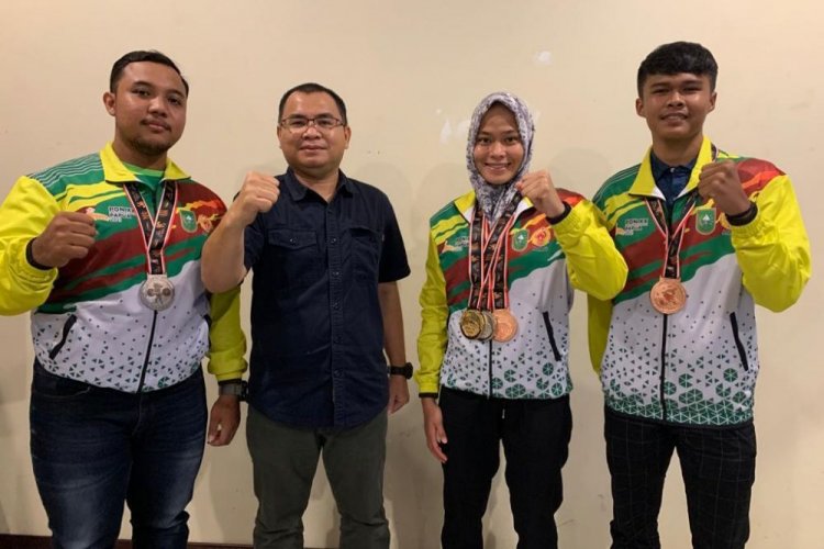 Tiga Mahasiswa Unilak Penyumbang Medali Riau di PON XX Papua Terima Bonus dari Gubri