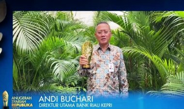 Dirut Bank Riau Kepri Terima Penghargaan Anugerah Syariah Republika 2021