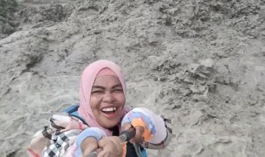 Video Viral Emak-emak Menantang Ombak Bono di Pelalawan