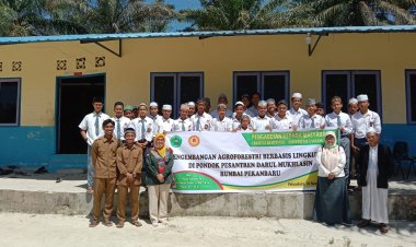 Fakultas Kehutanan Unilak Berikan Bibit Pohon untuk Ponpes Darul Muklishin