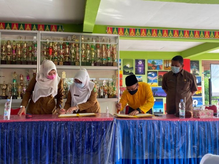 Jalin Kerjasama dengan SMAN 6 Pekanbaru, Rektor Unilak Motivasi Siswa untuk Kuliah