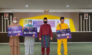 Rektor Unilak Berikan Penghargaan Kepada Chief Editor Jurnal Relief, Utamax dan Zonasi