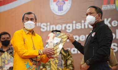 Jadi Gubernur Inisiator Olahraga Tahun 2022, Gubri Terima Penghargaan dari SIWO PWI