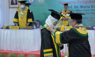 Maria Erna Dikukuhkan Sebagai Guru Besar Ilmu Pendidikan Kimia FKIP UNRI