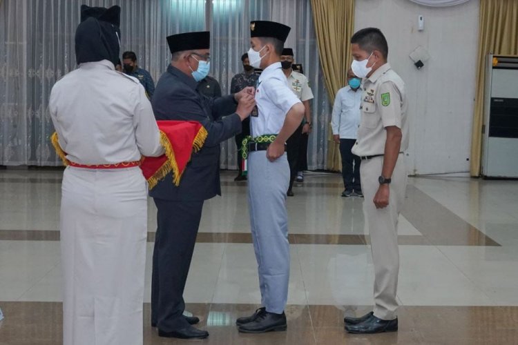 Wagubri Lantik Peserta Pendidikan Paskibra Riau Angkatan XXXII Tahun 2022
