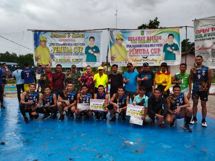 Tutup Open Turnamen Pemuda Cup Kecamatan Mandah, Ketua DPRD Inhil Gelorakan Semangat Olahraga