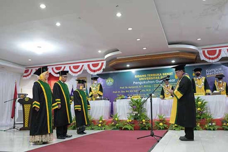 Rektor Universitas Riau Kukuhkan Tiga Guru Besar