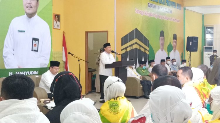 Bupati Rohul Lepas Calon Jemaah Haji Riau Kloter 9  Menuju Tanah Suci