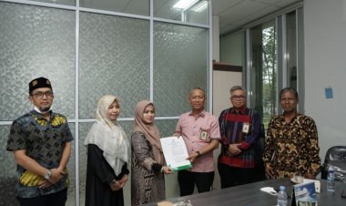 Rektor Universitas Islam Riau Serahkan SK Plt Dekan FKIP kepada Dr Miranti Eka Putri