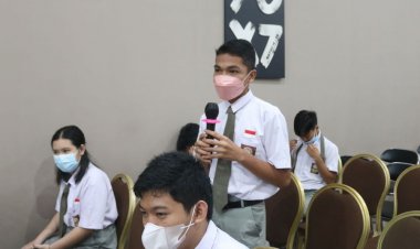 Polwan Goes To School Polda Riau Ajak Pelajar Cerdas Bermedia Sosial di SMA Kalam Kudus