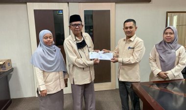 Wakil Rektor II Unilak Berikan Apresiasi dan Penghargaan Kepada Pegawai Pensiun