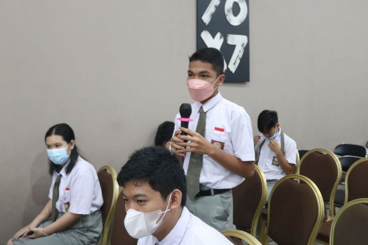 Polwan Goes To School Polda Riau Ajak Pelajar Cerdas Bermedia Sosial di SMA Kalam Kudus