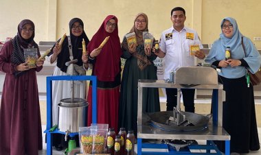 Tim PKM Politeknik Caltex Riau Serahkan Mesin Produksi untuk Kelompok Nenas Berduri Kampar