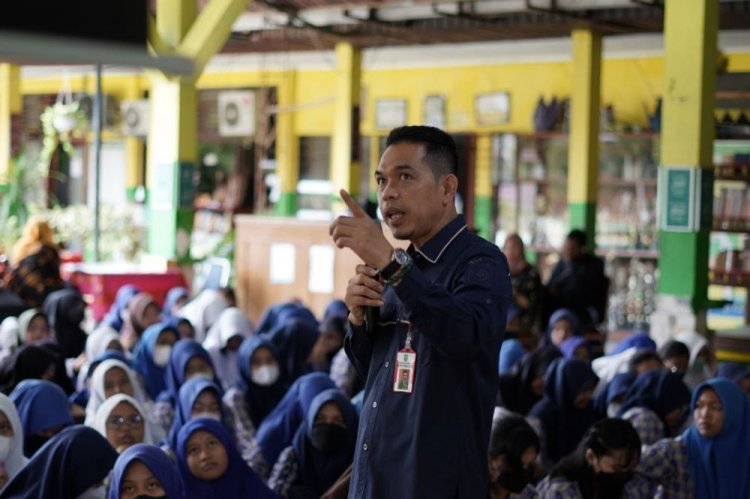 Kadiskominfotik Provinsi Riau Ajak Siswa Bijak Bermedia Sosial