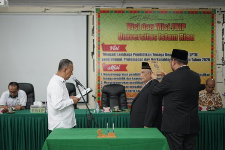 Rektor UIR Syafrinaldi Lantik Zakir Has Sebagai Wakil Dekan I FKIP UIR
