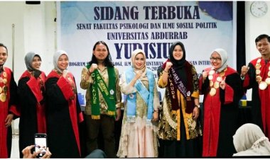 111 Mahasiswa Fakultas Psikosospol Universitas Abdurrab Ikuti Yudisium