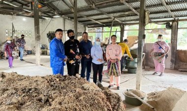 Zulkifli Mahasiswa Magister Manajemen UIR Rintis Usaha Pakan Ikan Omset Ratusan Juta Perbulan