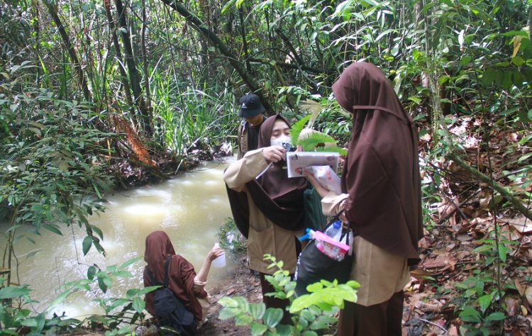 Siswa SMA IT Imam Syafii 2 Pekanbaru Praktek Lapangan di Arboretum Unilak