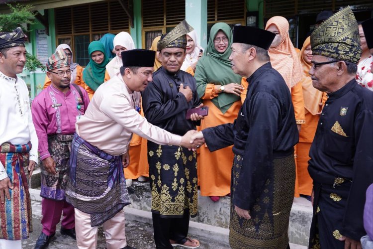 Gubri Syamsuar Tampung Aspirasi Guru Honorer dan Siswa SMAN 1 Siak Kecil