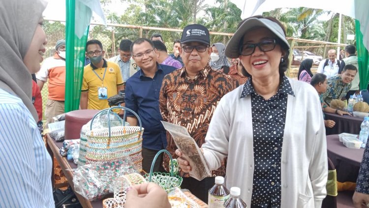 Tinjau Program Bank Sampah, Rektor UGM Prof Ova Emillia Kunjungi Unilak