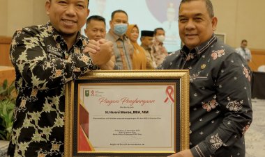 Sukses Berkontribusi Tangani HIV/AIDS, Wabup Siak Raih Penghargaan