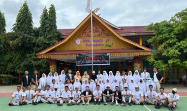 Pamit Jelang Pensiun, Kepala SMA Negeri 10 Pekanbaru Kukuhkan Club JAS Merah