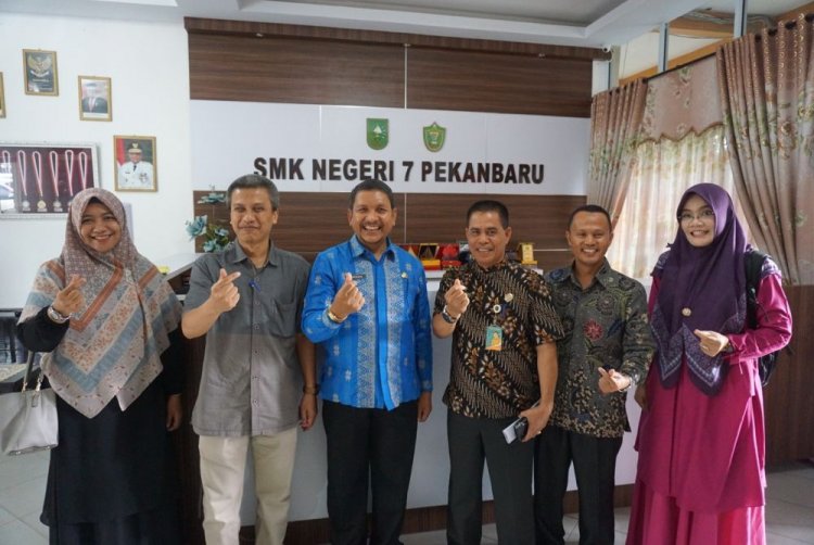 Sosialisasikan Penerimaan Mahasiswa Baru, Tim Magister Pedagogi Unilak Sambangi SMKN 7 Pekanbaru