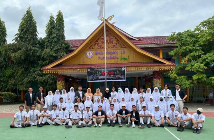 Pamit Jelang Pensiun, Kepala SMA Negeri 10 Pekanbaru Kukuhkan Club JAS Merah