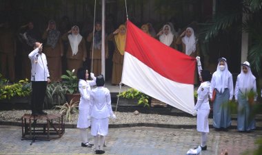 Rektor Unilak Jadi Pembina Upacara Bendera di SMKN 1 Pekanbaru