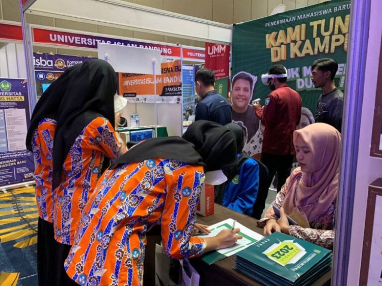 Stand UIR di Sumatra Education & Techno Expo 2023 Dipadati Calon Mahasiswa Baru