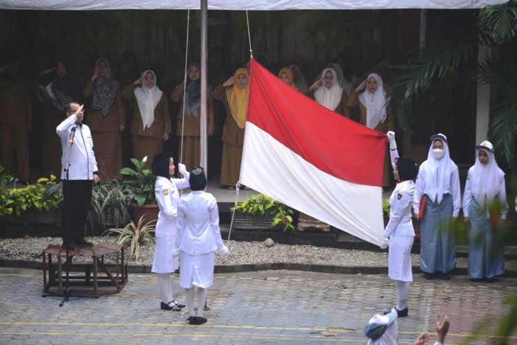 Rektor Unilak Jadi Pembina Upacara Bendera di SMKN 1 Pekanbaru