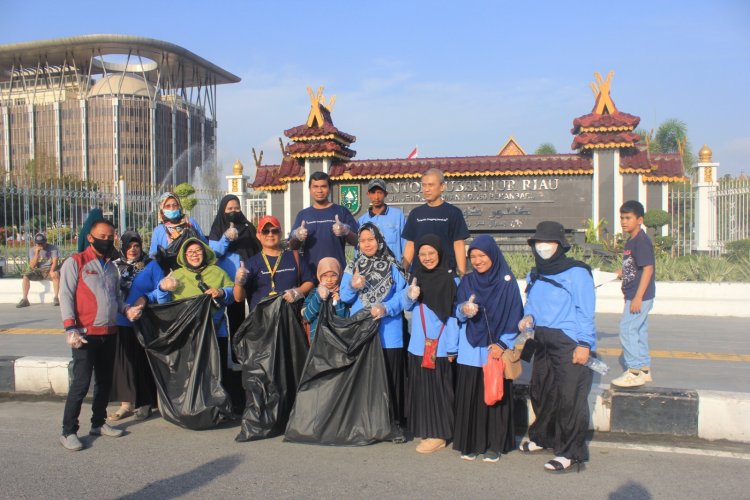 Mahasiswa dan Dosen Unilak Gelar Aksi Keliling Angkut Sampah di Car Free Day Pekanbaru