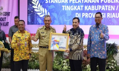 Pj Bupati Kampar Kamsol Terima Penghargaan Kepatuhan Standar Pelayanan Publik Ombudsman RI