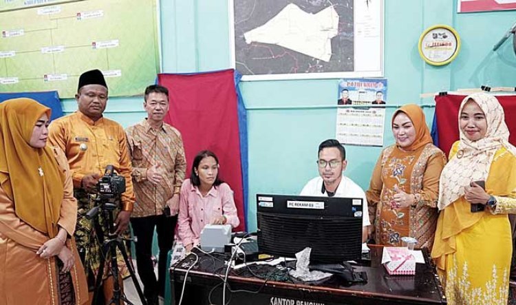 Bupati Rohil Tinjau Perekaman KTP-el di Tanjung Medan, Dorong Warga Sadar Adminduk