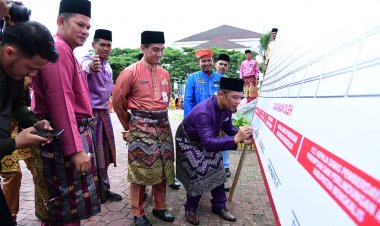Ramai-ramai menandatangani Baleho Dukungan Sekolah Ramah Anak Bengkalis, Wabup: Sekolah Harus Nyaman