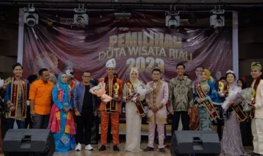 Kurnia Julianti dan Rehan Prayoga Mahasiswa UIR Dinobatkan Jadi Duta Wisata Riau 2023