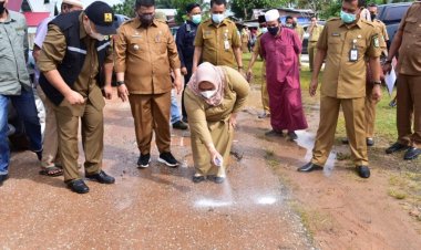 Tingkatkan Pelananan Publik, Kasmarni Perioritaskan Perbaiki Jalan Rusak  