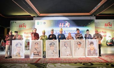 Bupati Bengkalis Terima PWI Awards Sempena HPN dan HUT PWI
