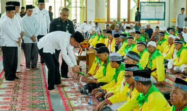 Dilepas Bupati, Calon Jamaah Haji Rohil Diminta Doakan untuk Kebaikan Negeri