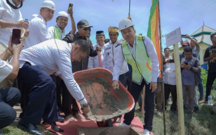 Bupati Rohil Kunker ke Sinaboi, Letakkan Batu Pertama Pembangunan Jembatan dan Resmikan Kantor Lurah