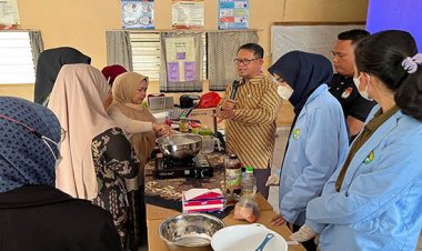 Mahasiswa Kukerta UNRI Membuat Eco-enzyme dari Sampah Jadi Bahan Sabun dan Pupuk