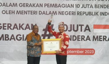Sukseskan Bagi 10 Juta Bendera, Sekdako Pekanbaru Indra Pomi Nasution Terima Penghargaan dari Kemendagri