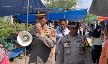 Kapolsek Bukit Batu AKP Rifendi  Cooling System Jelang Pemilu 2024 Turun ke Pasar Baru Pakning
