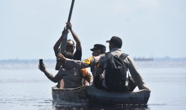 Kapolsek Bukit Batu Rifendi  Naiki Sampan Sisir Wilayah Pesisir Bukit Batu Laut, Sampaikan Pesan Damai dan Cooling System Pemilu 2024