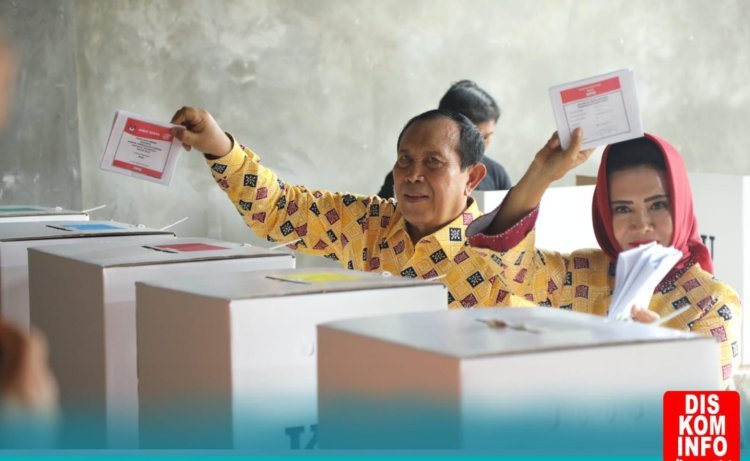 Pemilu 2024, Bupati Rohul Sukiman dan Istri Nyoblos di TPS 20 Desa Pematang Berangan
