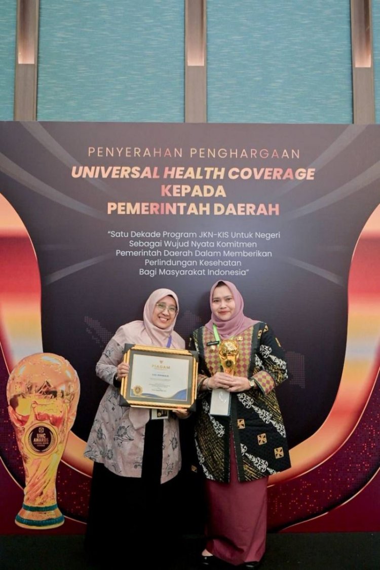 Komitmen Bupati Kasmarni Tingkatkan Layanan Kesehatan Dihadiahi Penghargaan UHC Tahun 2024