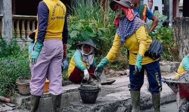 Penuh Sedimen dan Sampah Plastik, Tim Pasukan Kuning Dinas PUPR Pekanbaru Bersihkan Drainase di Jalan Cempaka