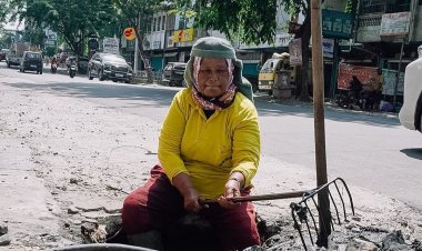 Cegah Banjir, Tim Pasukan Kuning Dinas PUPR Pekanbaru Bersihkan Drainase di Jalan M Yamin