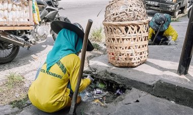 Tim Pasukan Kuning Dinas PUPR Pekanbaru Angkat Sedimen dan Tumbuhan Liar di Drainase Jalan Nenas
