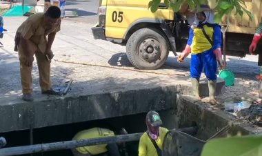 Tim Pasukan Kuning Dinas PUPR Pekanbaru Bersihkan Sedimen dan Sampah di Drainase Jalan Jenderal Sudirman
